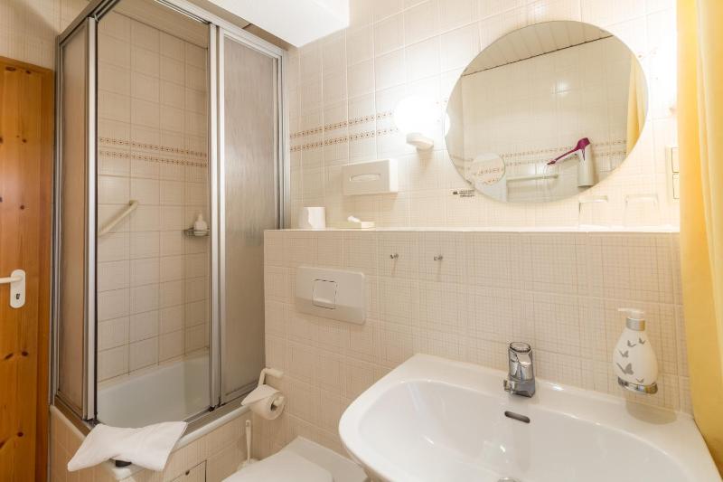Standard Double Room image 3