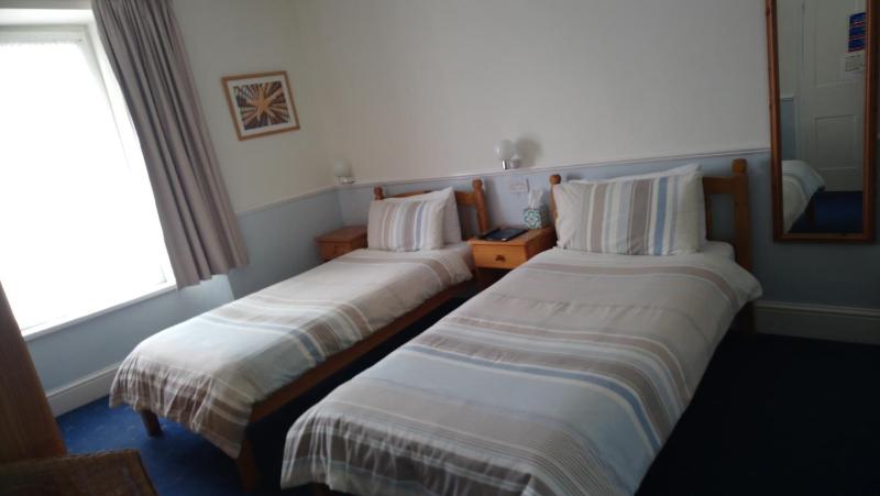 Twin Room image 2