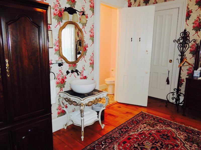Deluxe Double Room with Balcony image 3