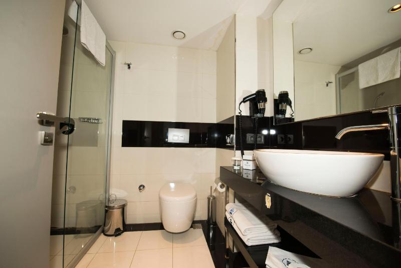 Deluxe Double or Twin Room with Partial Sea View image 2