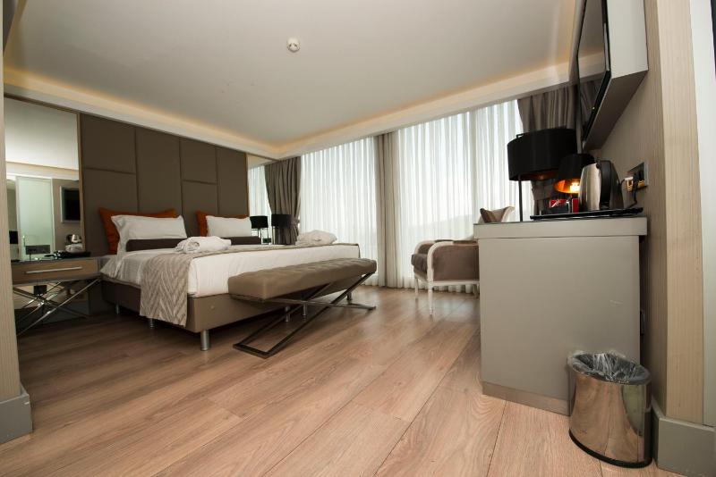 Junior Suite with Partial Sea View image 2