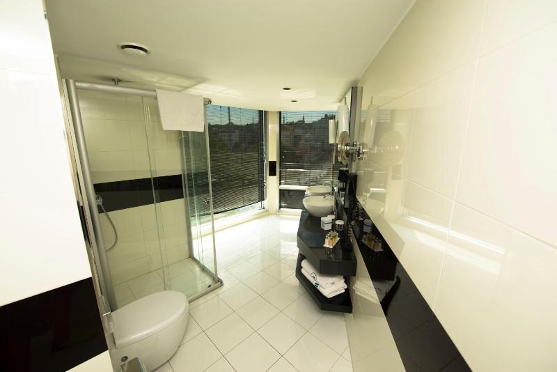 Junior Suite with Partial Sea View image 3