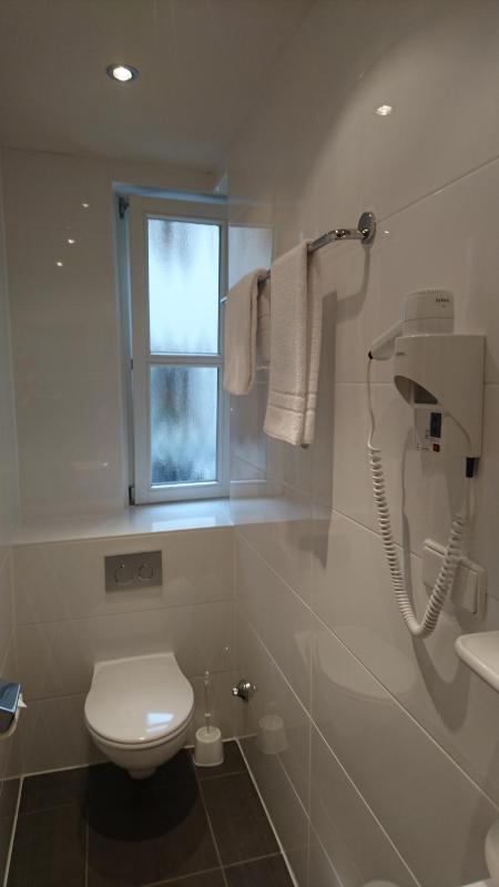 Single Room with Bathroom image 3