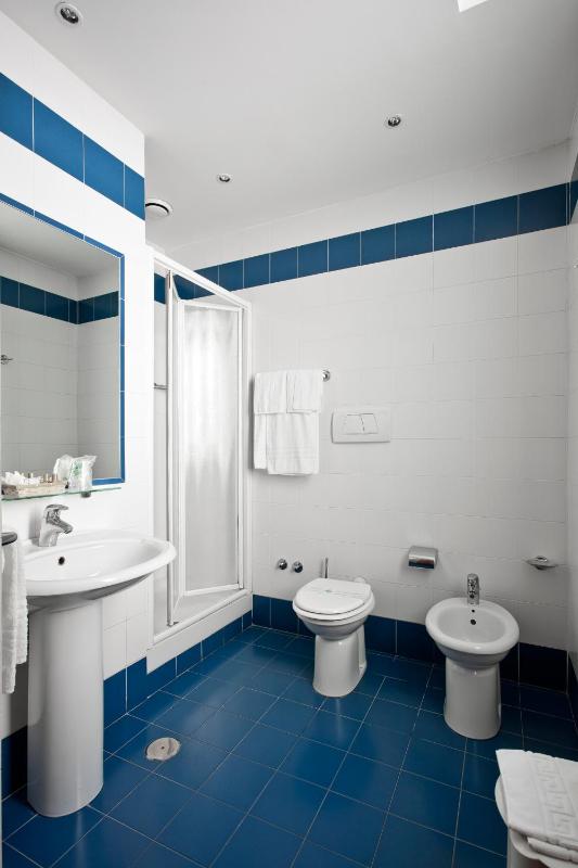 Standard Twin Room image 2
