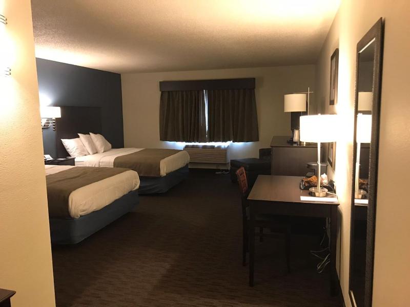 Queen Room with Two Queen Beds - Non-Smoking image 3