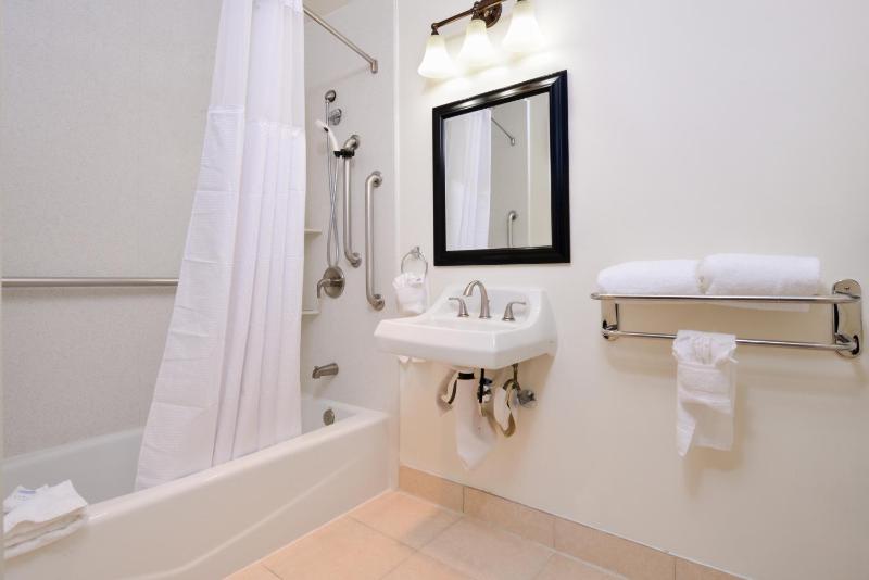 King Room with Bath Tub - Disability Access image 3