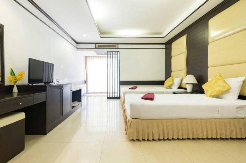 Deluxe Twin Room image 3