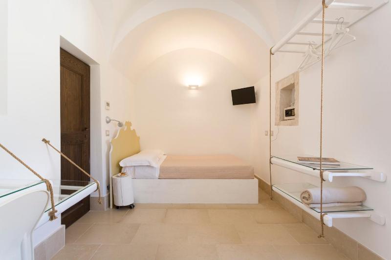 Small Double Room image 1