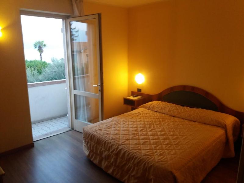 Superior Double Room with Balcony and Lake View image 1