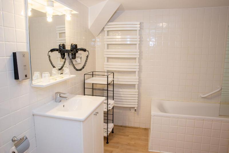 One-Bedroom Apartment image 2