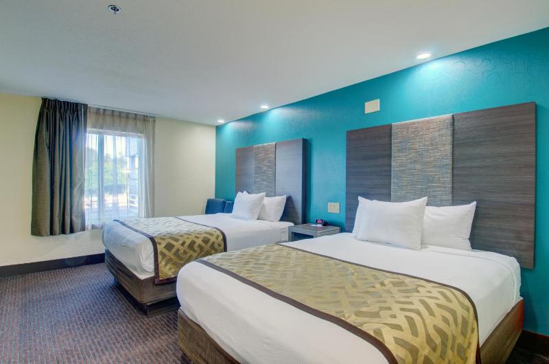 Queen Room with Two Queen Beds - Non-Smoking image 4