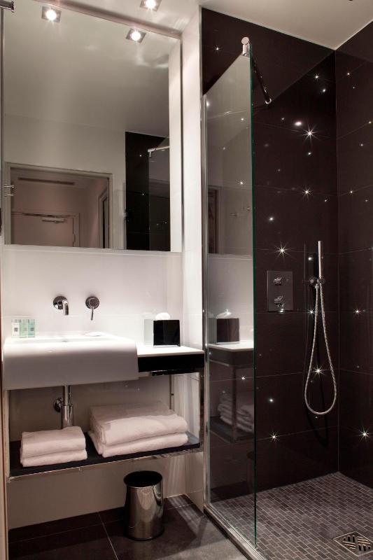 Classic Double Room image 4