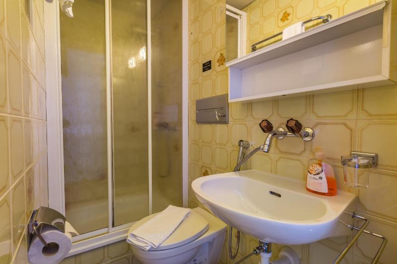 Triple Room with Balcony image 2