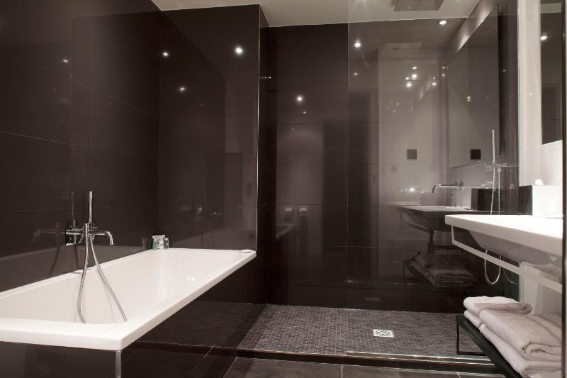 Deluxe Double Room image 2