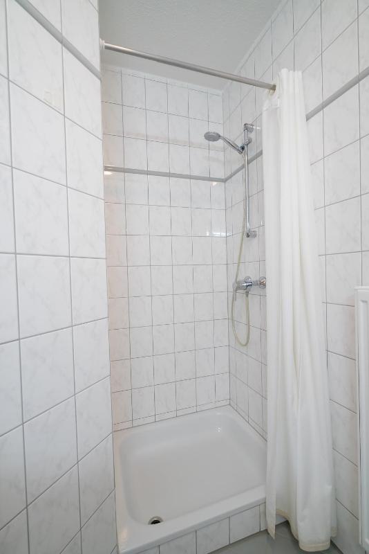 Standard Twin Room image 4
