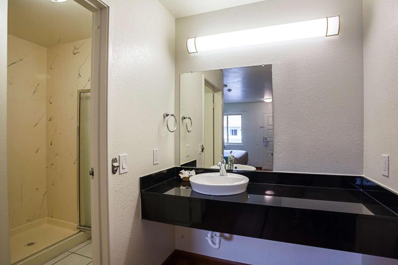 Deluxe King Room - Non-Smoking image 3