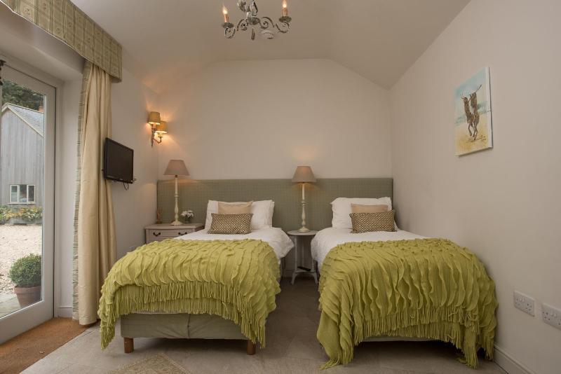 Superior Twin Room image 4
