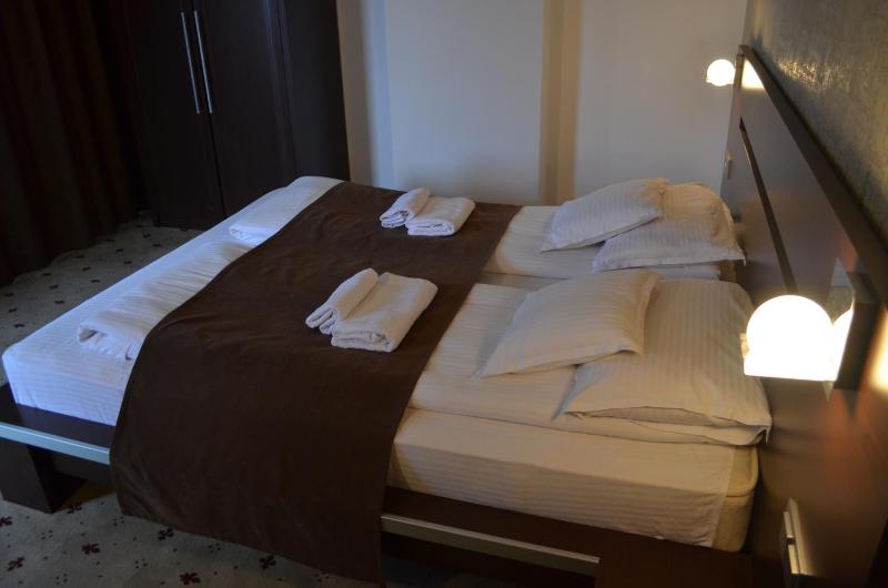 One-Bedroom Suite image 3