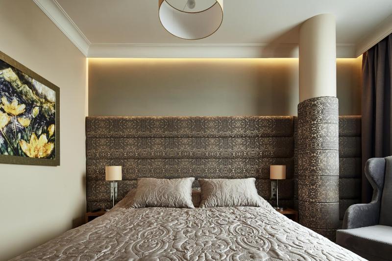Luxury One-Bedroom Apartment image 2