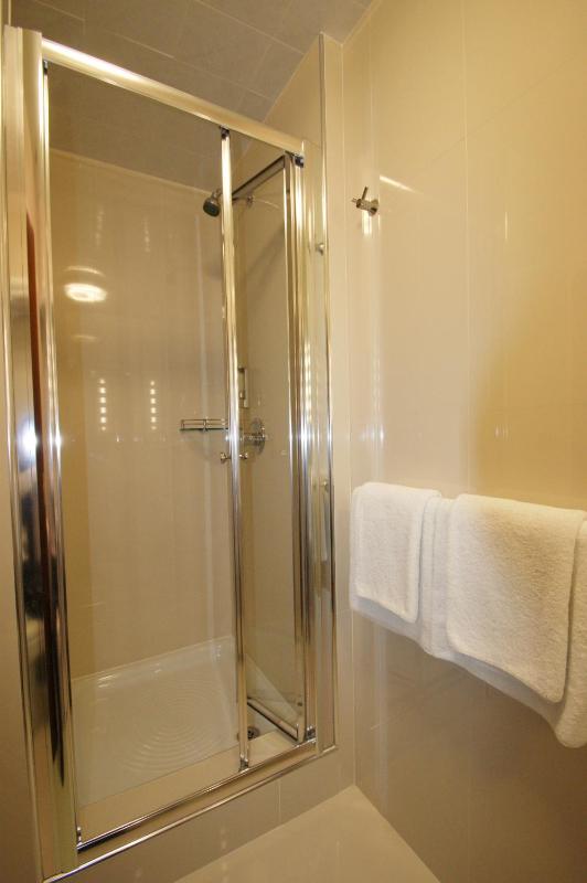 Quadruple Room image 3