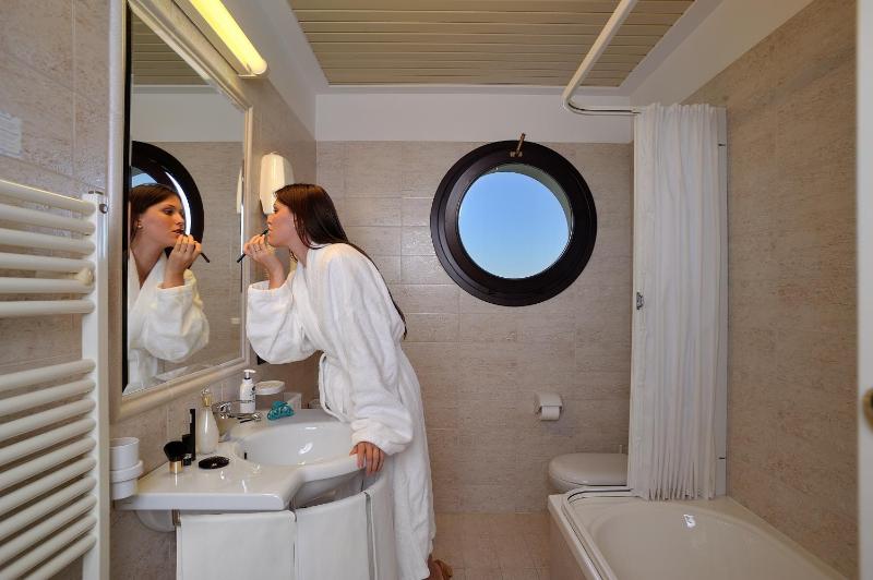 One-Bedroom Apartment with Sea View image 3