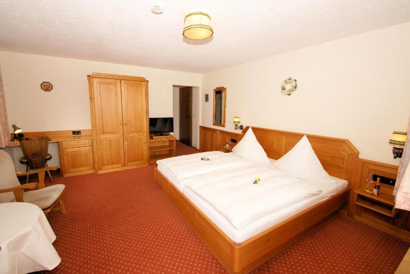 Double Room with Balcony image 2