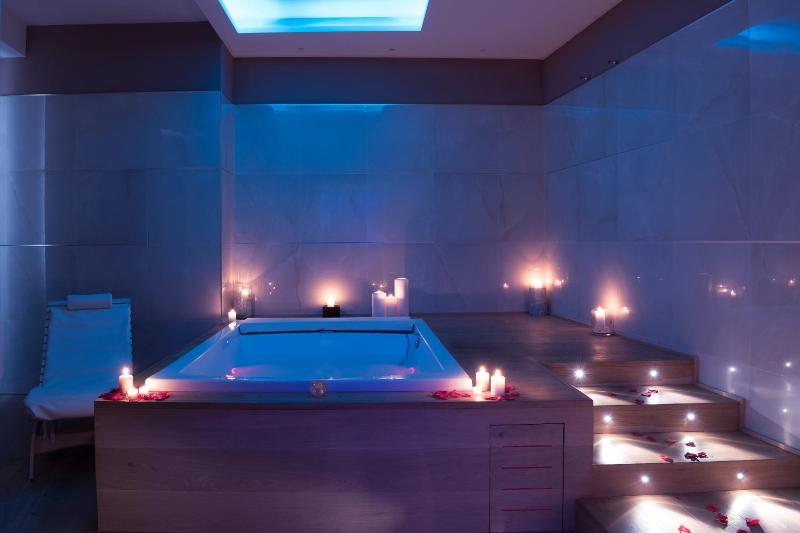 Junior Suite with Spa Bath image 4