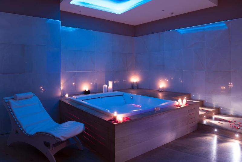 Junior Suite with Spa Bath image 3