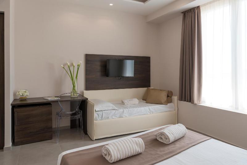 Triple Room (2 Adults + 1 Child) image 4