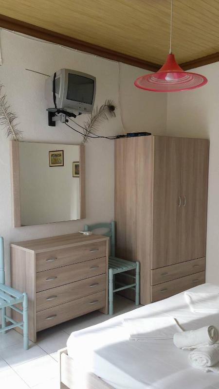 Queen Room with Garden View image 4