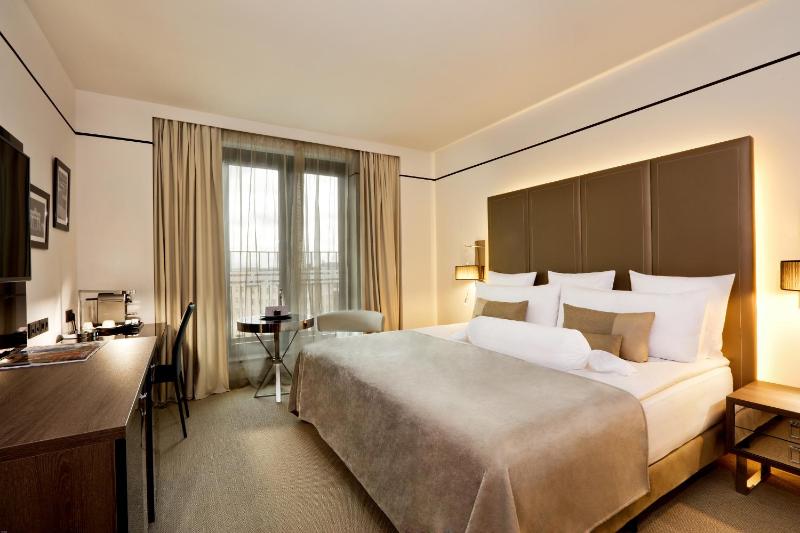 The Level Double Room with Executive Lounge Access image 2