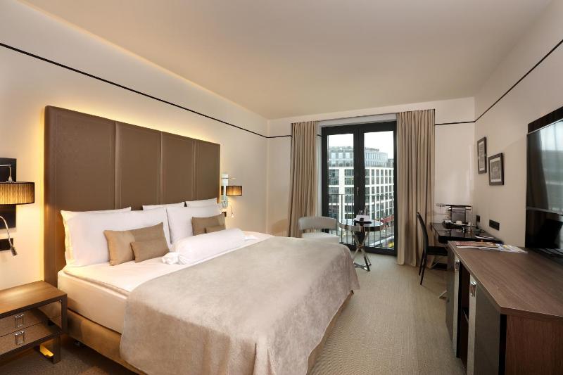 The Level Double Room with Executive Lounge Access image 3