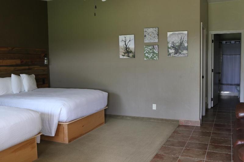 Standard Queen Room image 2
