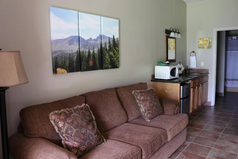 Standard King Room image 2