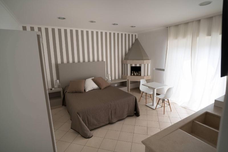 Deluxe Double Room with Balcony image 3