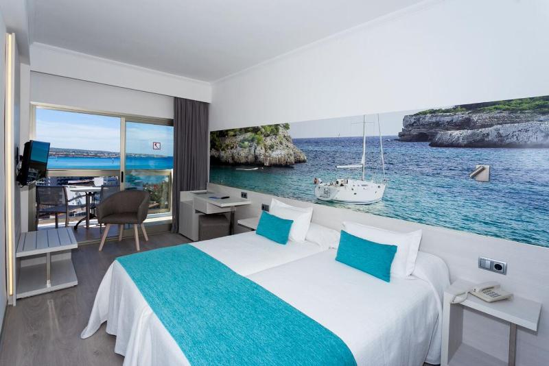 Double Room with Sea View image 3