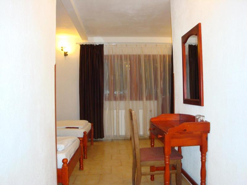 Twin Room with Balcony image 4