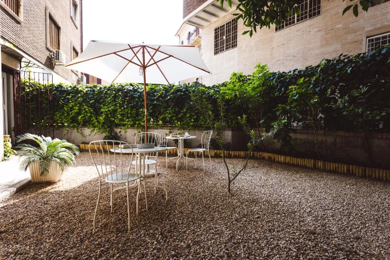 Double Room with Shared Garden image 1