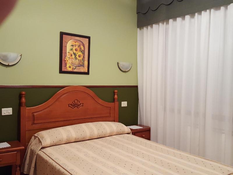 Budget Double Room image 4