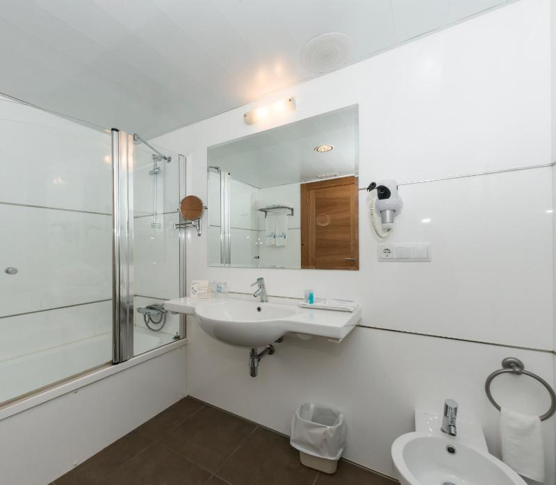Double Room with Extra Bed image 4
