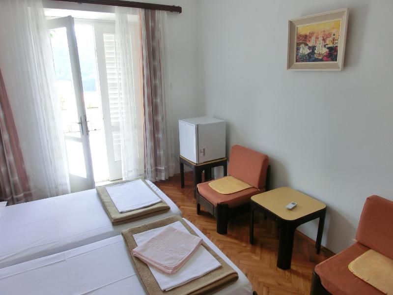 Double or Twin Room with Sea View image 4
