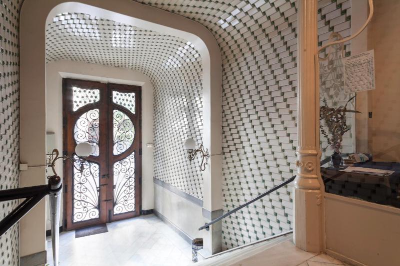 Rambla Paris Attic Apartment - image 11