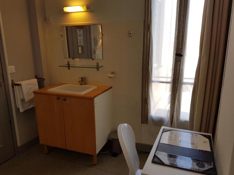 Single Room with Shared Shower and Toilet image 2