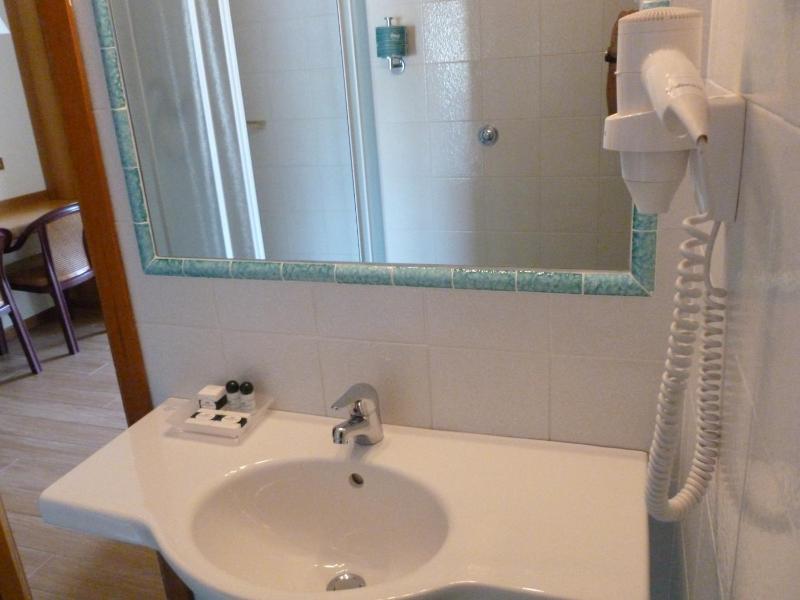 Twin Room image 3