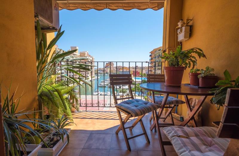 Apartment near the beach with magnificent views Images