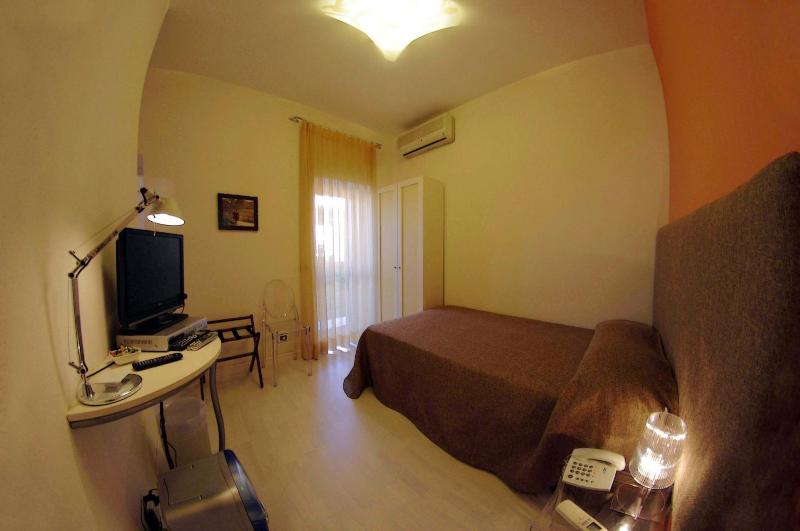 Single Room image 2