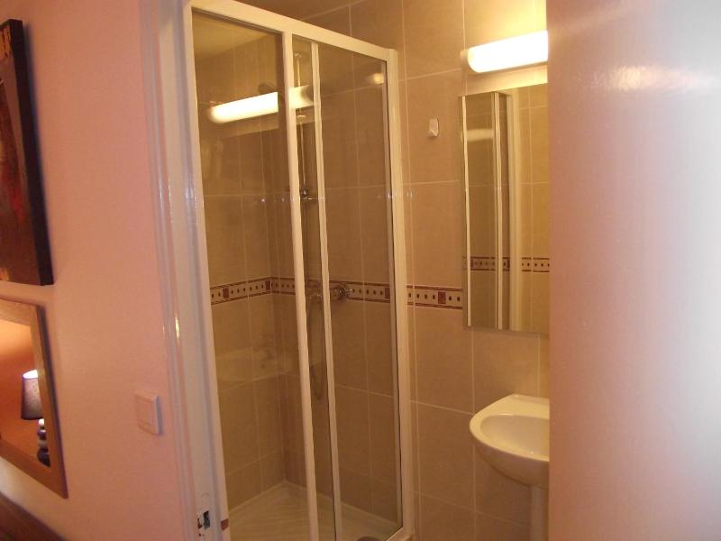 Single Room with Shower image 4