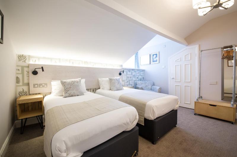 Standard Twin Room image 4