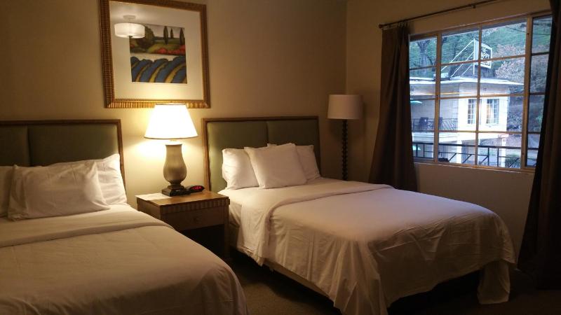 Deluxe Room image 2