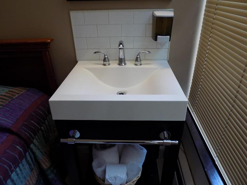 Basic Triple Room with Shared Bathroom image 2
